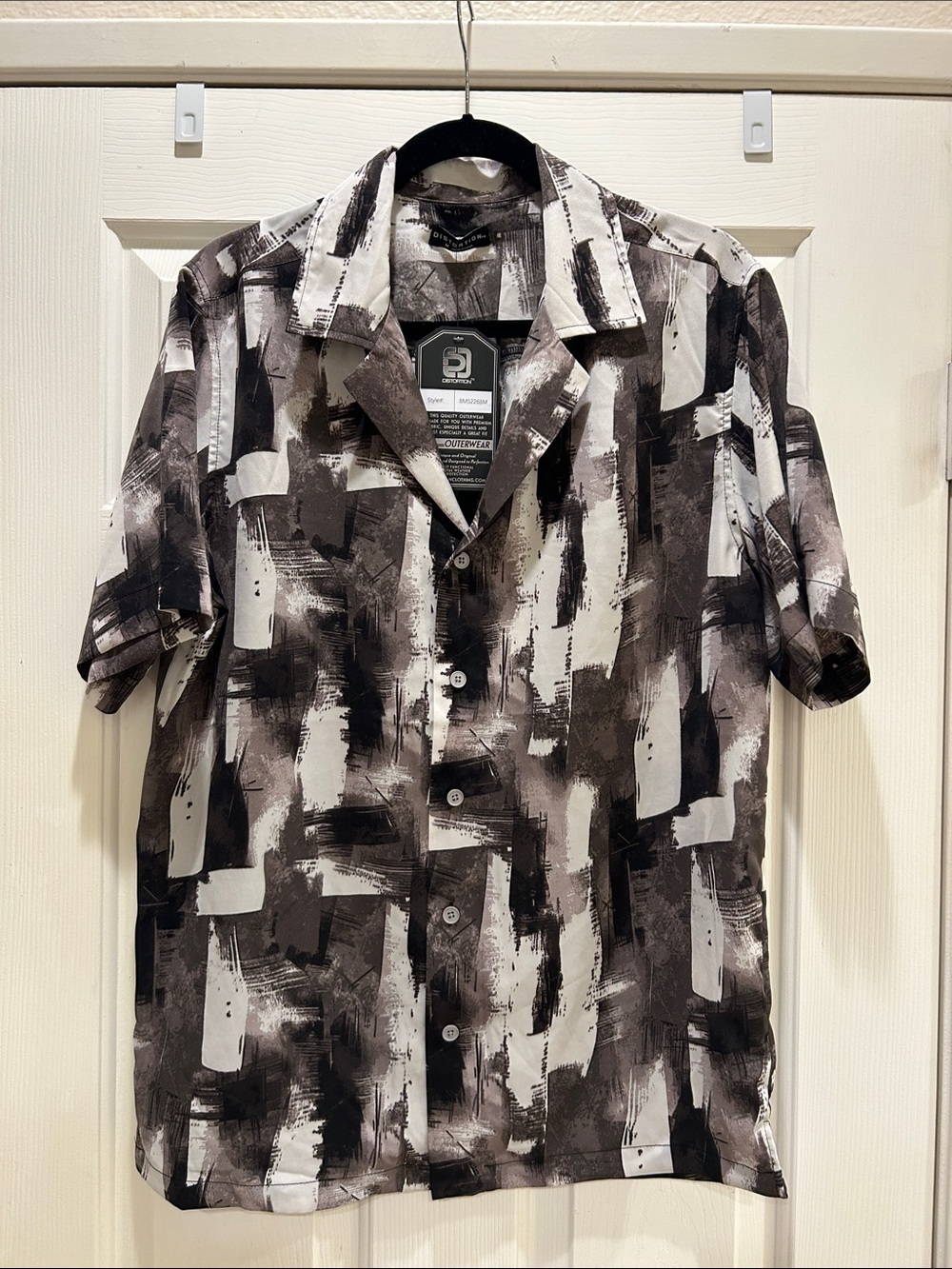 NWT DistortionMen's Short Sleeve Button-Up Shirt in Black & White Abstract Print
